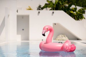 Pool party wedding reception - Creative ideas for your inspiration - Floating toys - weddo.agency