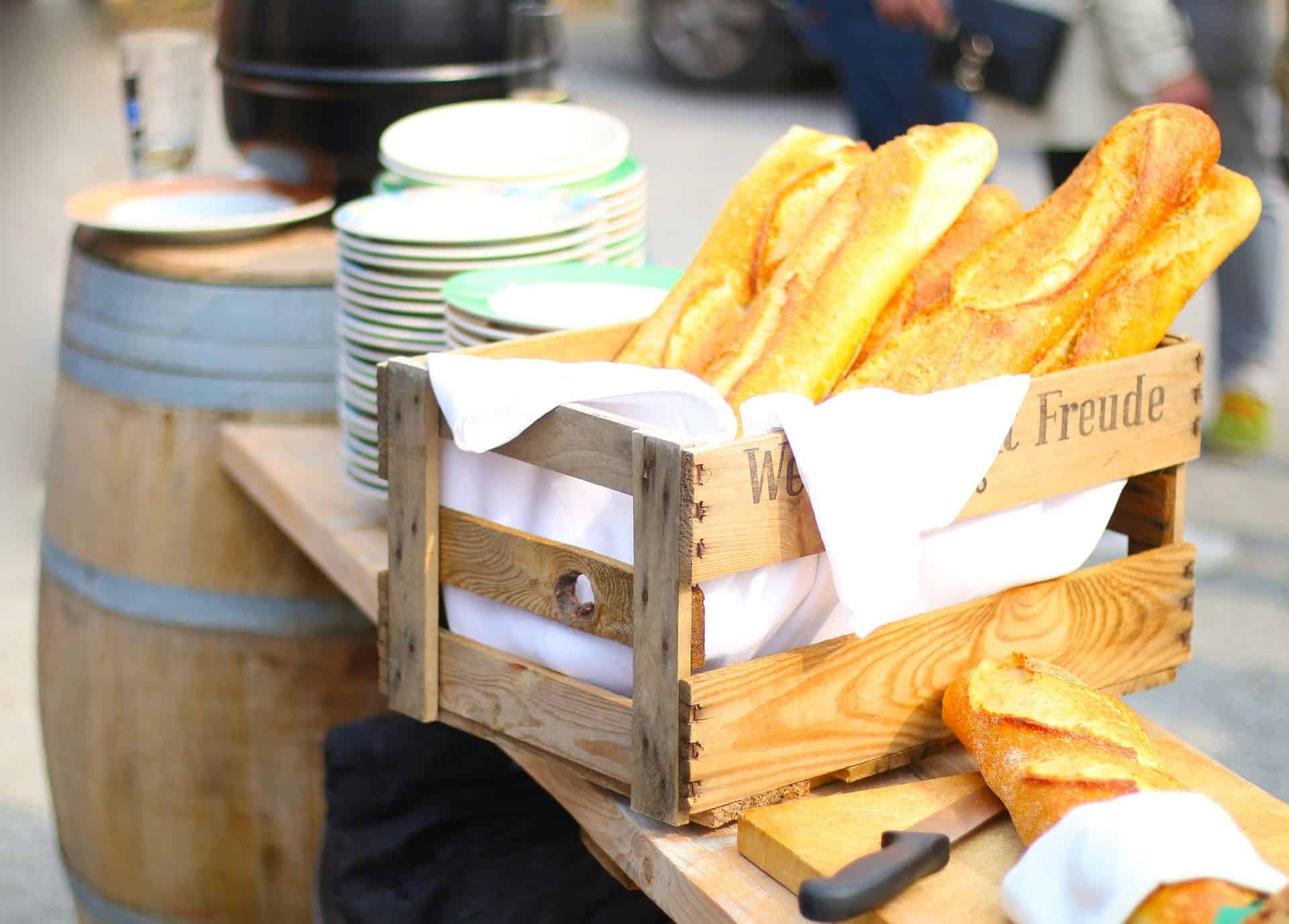 Wedding-picnic-How-to-organize-a-wonderful-party-bread-plates
