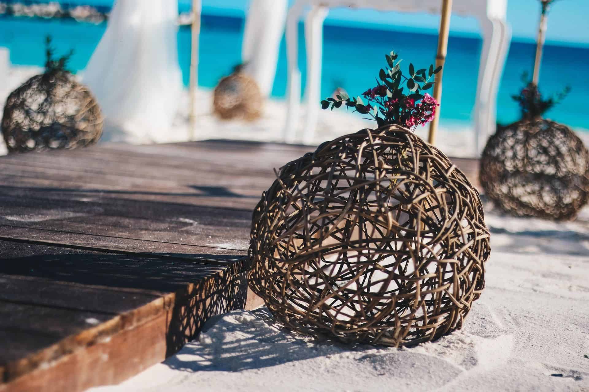 -Wedding-picnic-How-to-organize-a-wonderful-party-decorations-beach