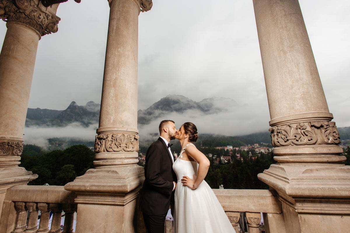 Friends wedding theme - bride and groom photoshoot Cantacuzino