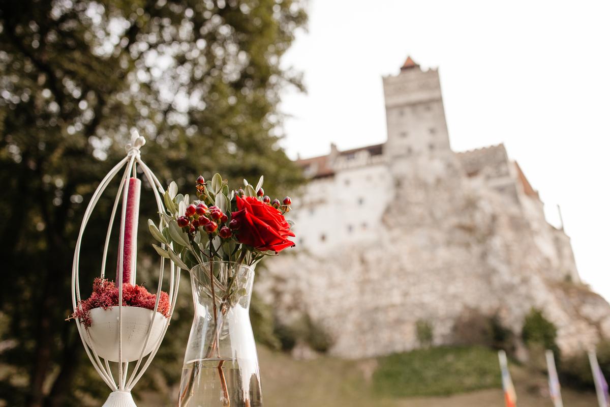 Friends wedding theme - red roses decor for a wedding, Brand Castle behind
