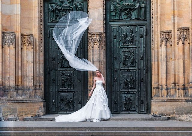 Gothic-wedding-–-the-first-steps-to-consider-when-organizing-the-perfect-day_bride-in-front-of-a-gothic-building