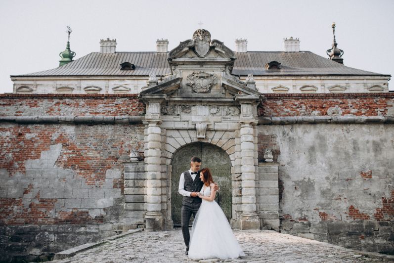 Gothic-wedding-–-the-first-steps-to-consider-when-organizing-the-perfect-day_couple-outside-a-gothic-building.
