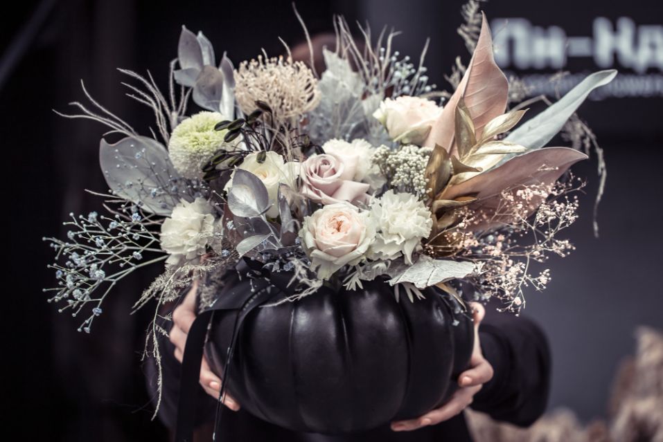 Gothic-wedding-–-the-first-steps-to-consider-when-organizing-the-perfect-day_goth-flower-arrangement