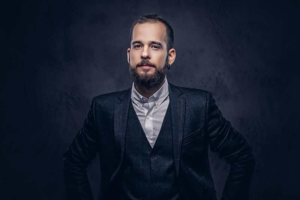 -Gothic-wedding-–-the-first-steps-to-consider-when-organizing-the-perfect-day_goth-groom-suit