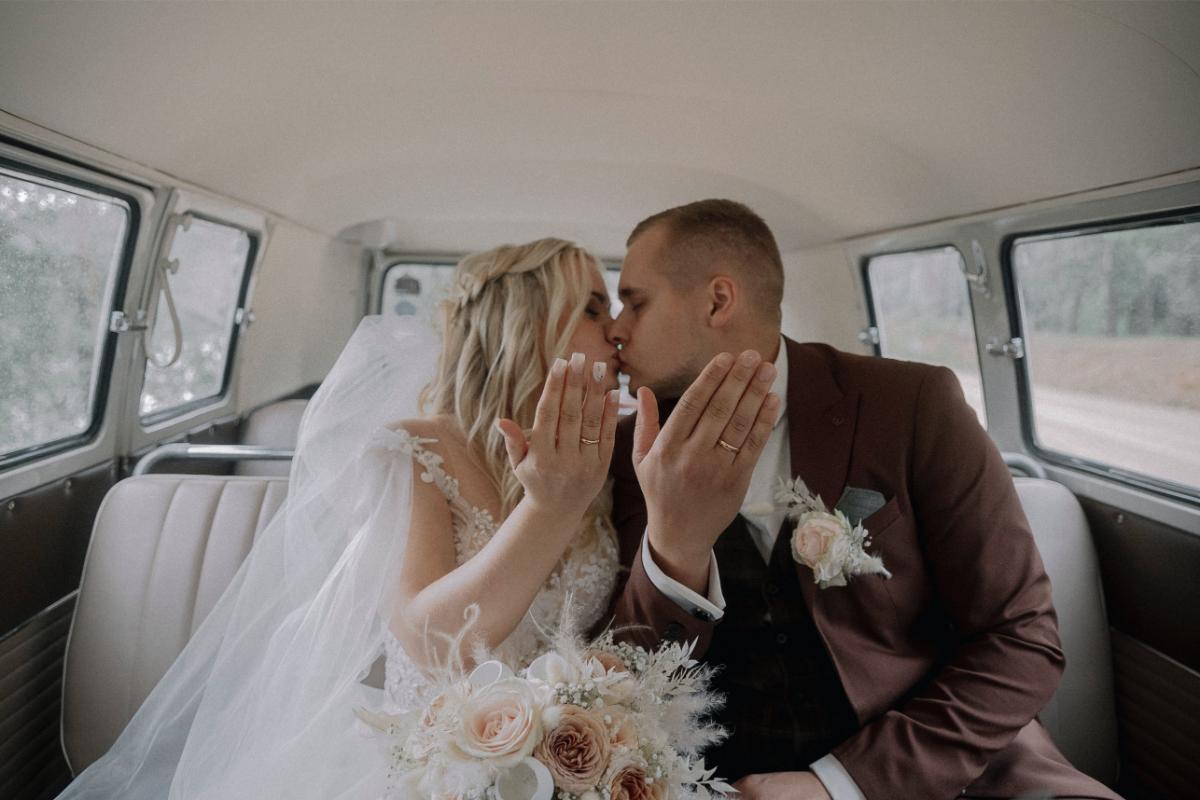 Hollywood-wedding-theme-couple-kissing-car-interior