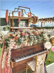 Hollywood-wedding-theme-piano-flowers-wedding-in-Romania.