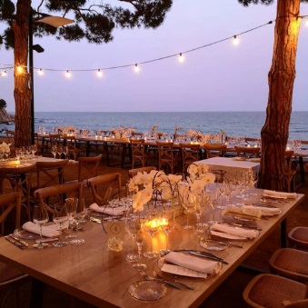 Hollywood-wedding-theme-sea-wedding-in-Spain-tables.