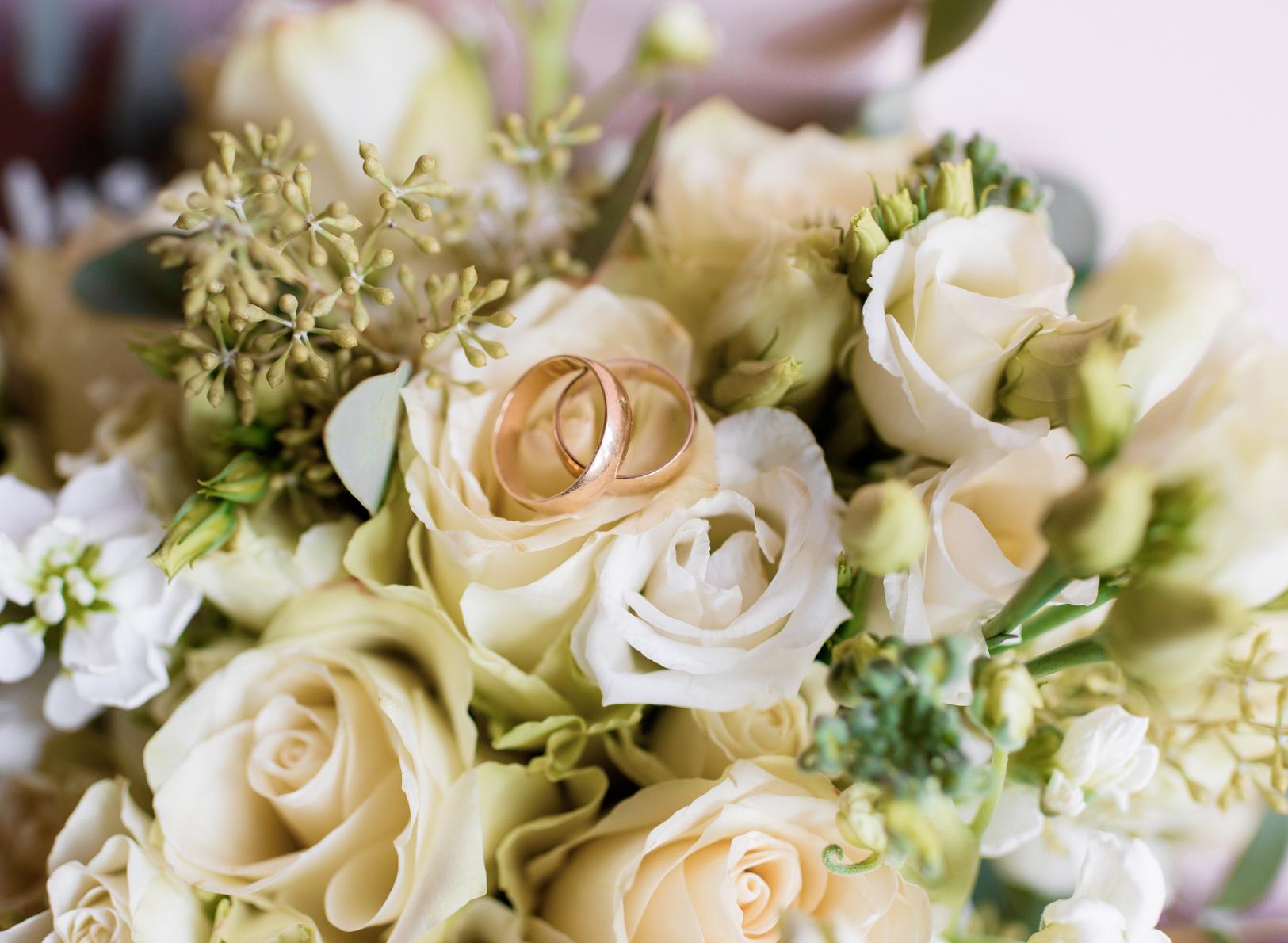 Pastel-wedding-two-gold-wedding-rings-roses-bouquet