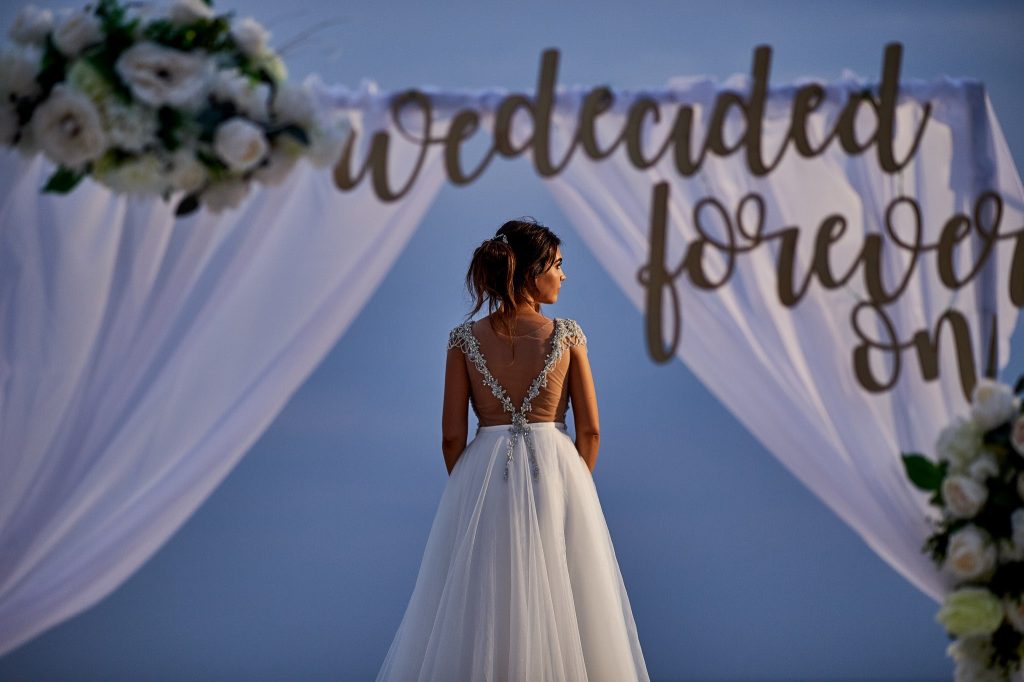 -Peaky-Blinders-wedding-theme-the-main-reasons-why-you-should-consider-including-such-a-theme-into-your-event_bride-decor.