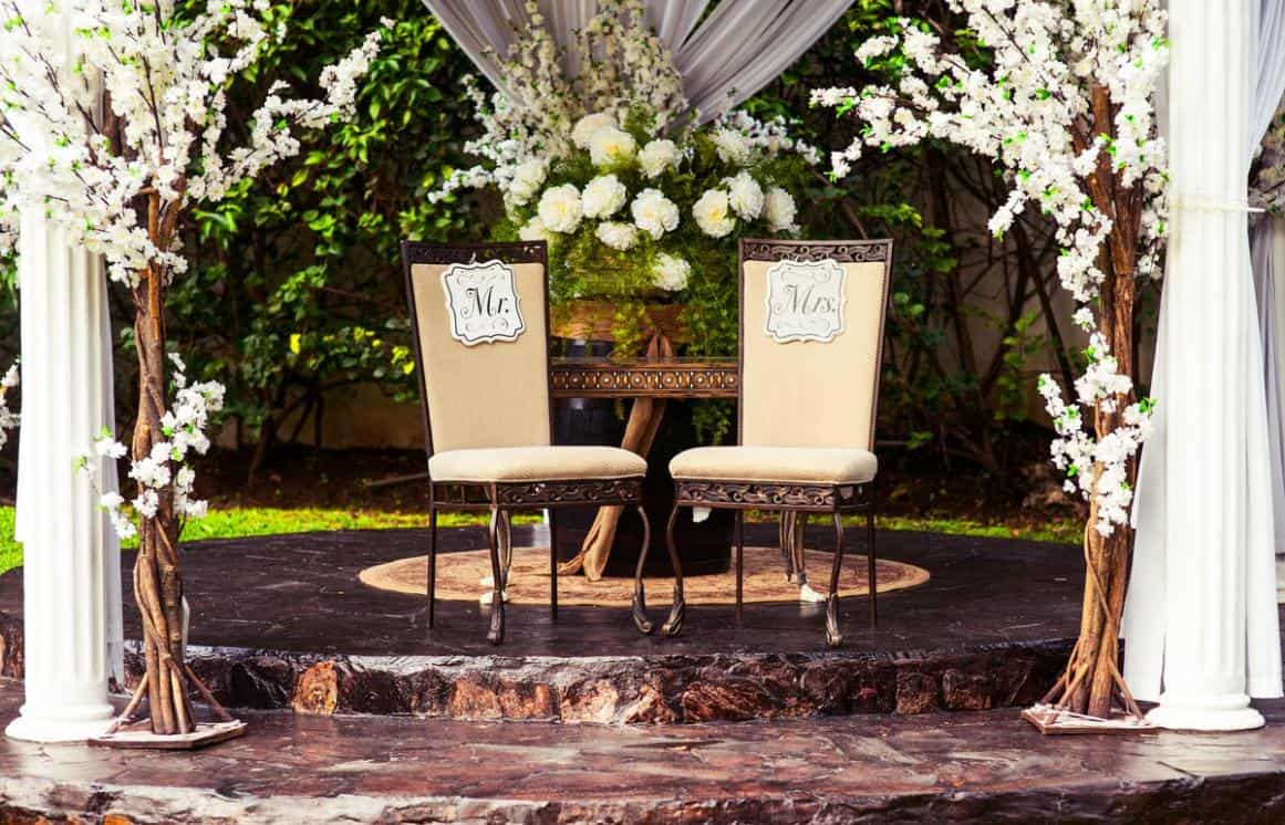 Peaky-Blinders-wedding-theme-the-main-reasons-why-you-should-consider-including-such-a-theme-into-your-event_elegant-bride-and-groom-outdoor-decor.