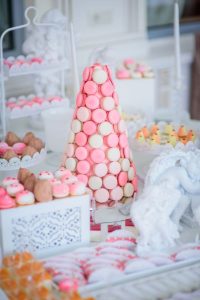 Pink-wedding-theme-–-the-main-tips-and-tricks-that-will-guide-you-to-the-perfect-event_pink-and-white-macarons-candybar