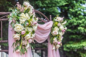 Pink-wedding-theme-–-the-main-tips-and-tricks-that-will-guide-you-to-the-perfect-event_pink-and-white-outdoor-wedding-decor