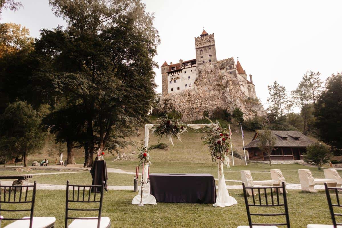 Rose gold wedding theme - Bran Castle outdoor wedding decor