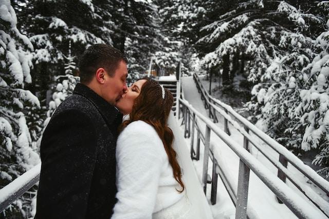 Ski-wedding-–-why-you-should-consider-such-an-idea_bride-and-groom-in-the-snow