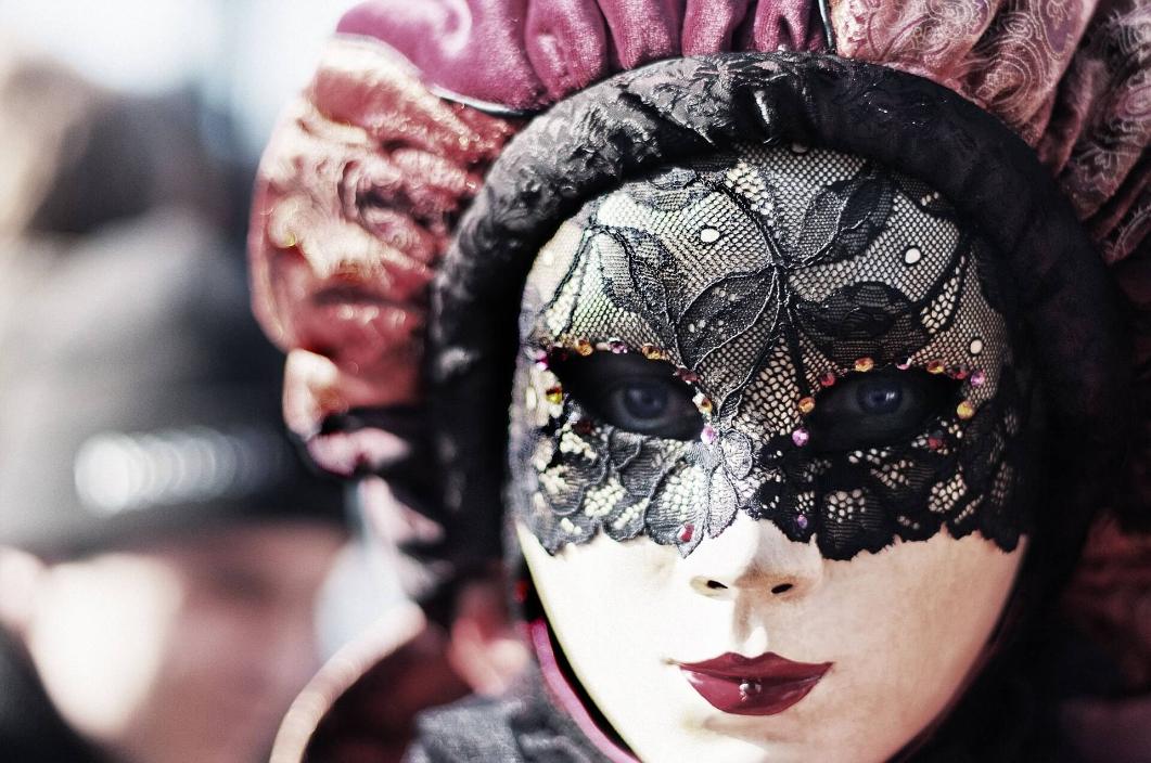 The-history-of-masquerade-wedding-–-From-a-ball-to-a-wedding-venetian-mask-woman
