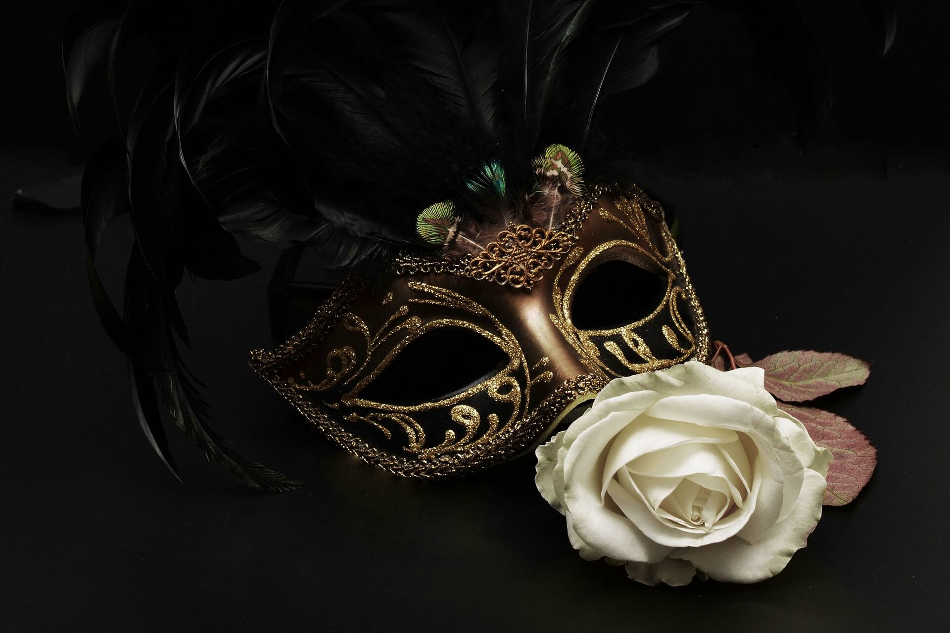 The-history-of-masquerade-wedding-–-From-a-ball-to-a-wedding-white-flower-mask-