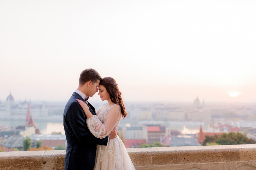 -Wedding-at-sunset-in-the-city-how-to-organize-a-cosmopolitan-event-couple-city-view-3