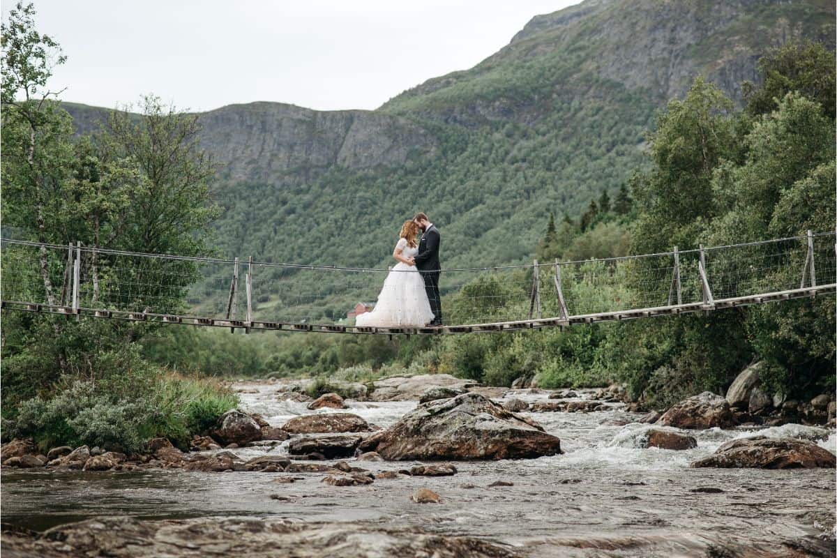 Wedding-color-schemes-for-summer-according-to-the-chosen-location-Couple-on-bridge