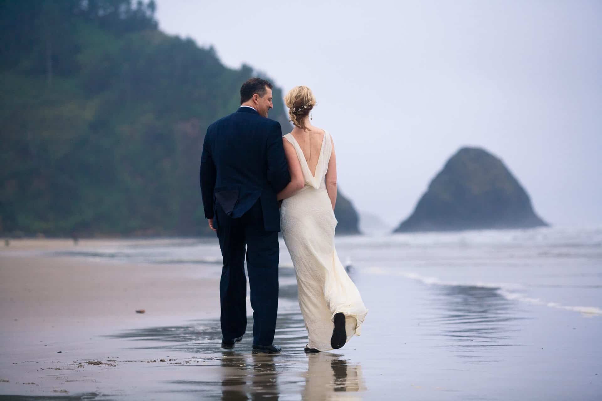 Wedding-pisces-theme-–-How-to-create-a-great-event-couple-beach-stones-11.