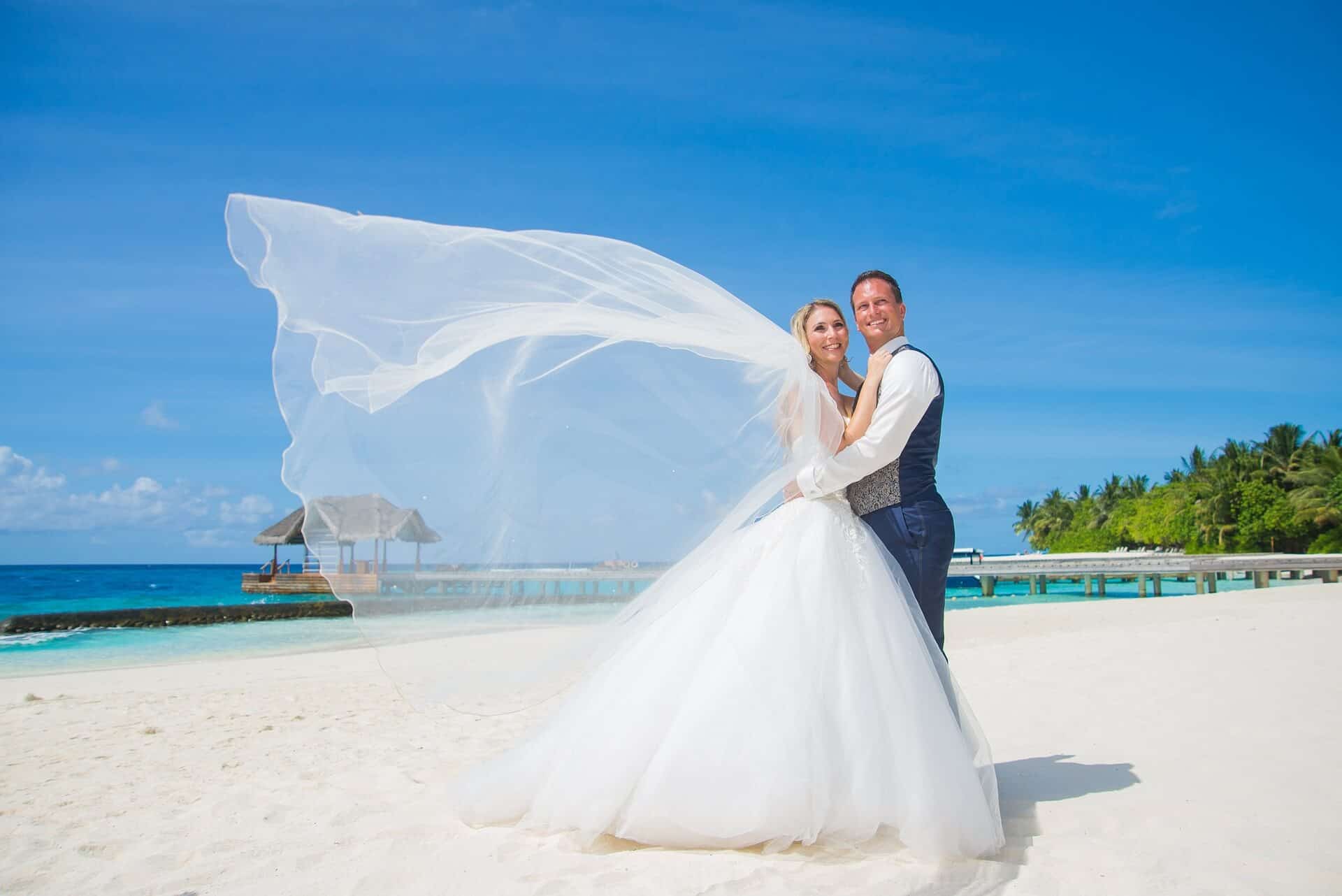 Wedding-pisces-theme-–-How-to-create-a-great-event-couple-hug-tropical-destination-21