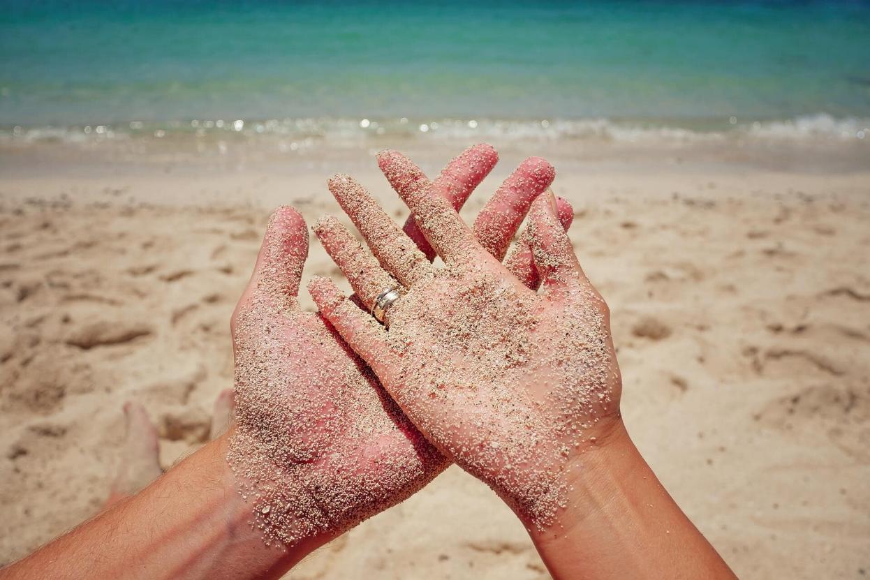 Wedding-pisces-theme-–-How-to-create-a-great-event-hands-rings-12