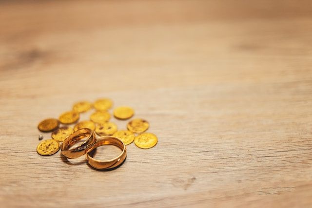 Weddings-in-Spain-–-rituals-and-traditions-that-you-should-consider-for-the-big-day_13-Spanish-coins-for-wedding