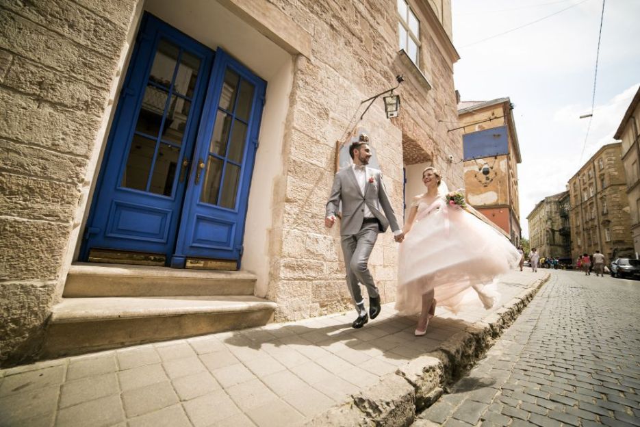 Weddings-in-Spain-–-rituals-and-traditions-that-you-should-consider-for-the-big-day_couple-on-the-wedding-day