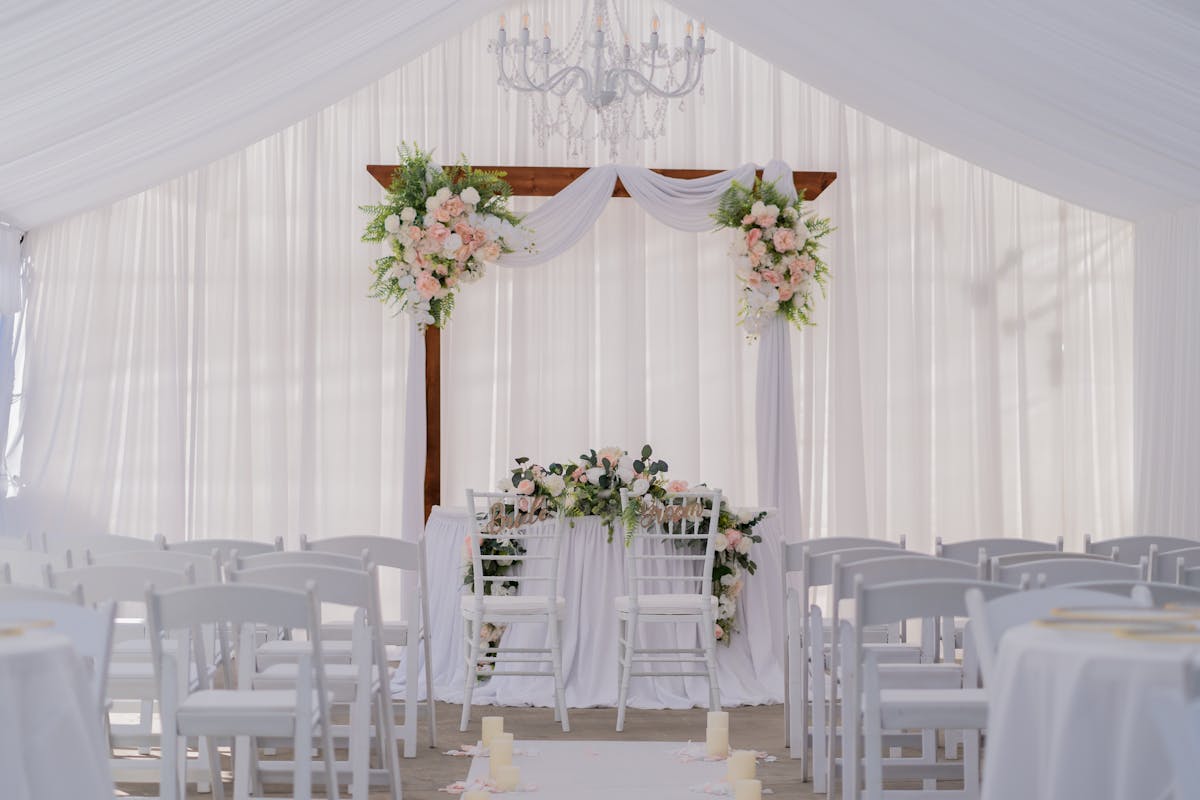 What are the elements that define an all white wedding_off white wedding setting