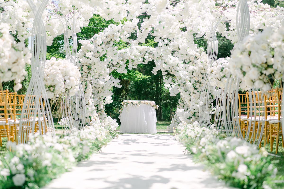 What are the elements that define an all white wedding_stunning off white decor for outdoor wedding