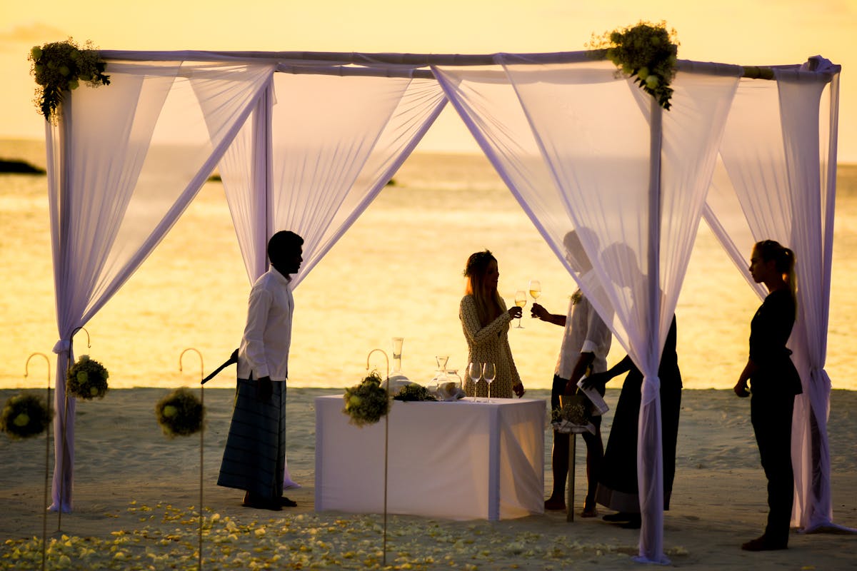 What are the elements that define an all white wedding_sunset beach wedding