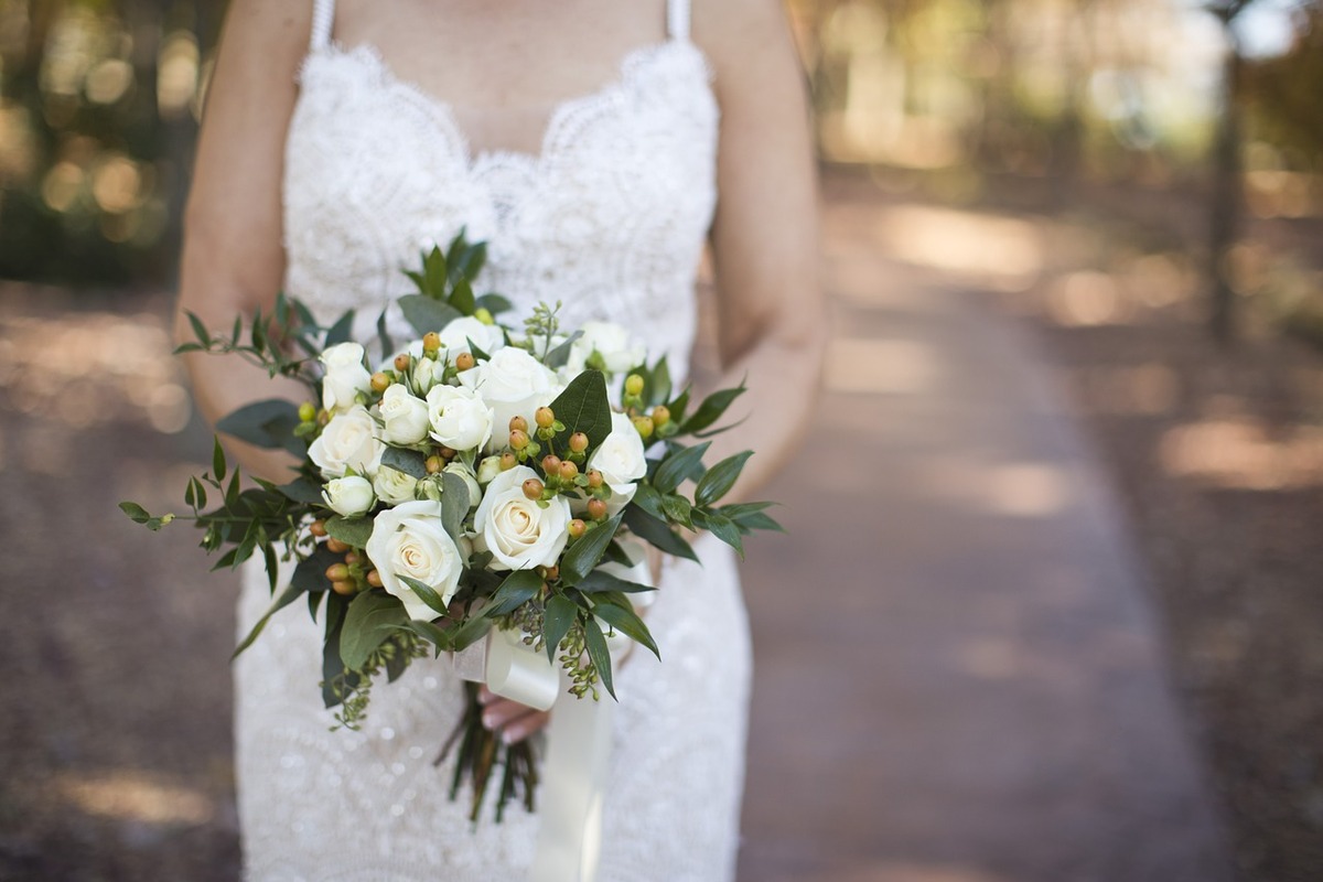 What are the elements that define an all white wedding_white brides bouquet