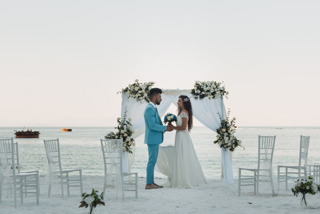 What is a micro wedding - couple, beach, flowers