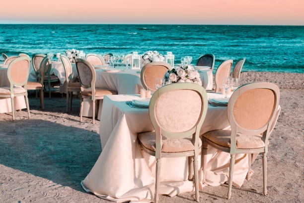 Pastel-colors-for-the-wedding-sea-beach-in-Romania-chairs-tables
