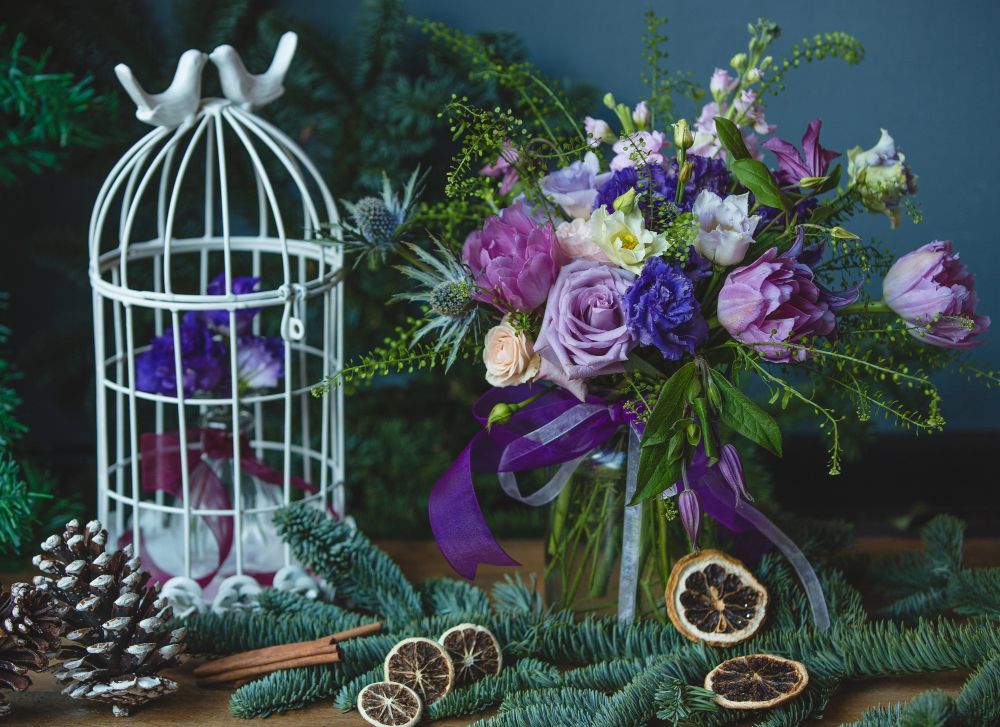 1.1.-Purple-wedding-decor-–-the-best-ways-in-which-you-can-include-purple-shades_purple-wedding-decor-with-flowers-and-a-white-cage.j