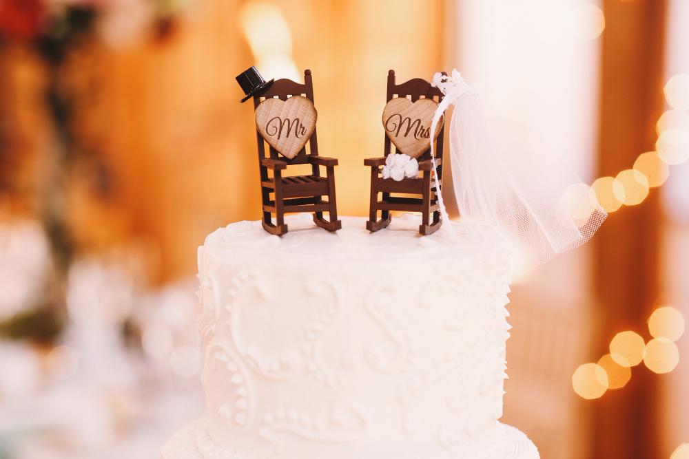 Ski-themed-wedding-cake-–-couples-sweetest-party-guest_white-wedding-cake.