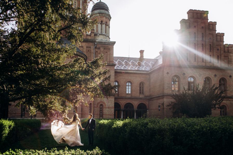 Victorian-wedding-bride-and-groom-photoshoot-close-to-a-castle