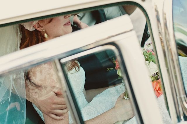 Wedding-art-deco-bride-getting-out-of-the-car