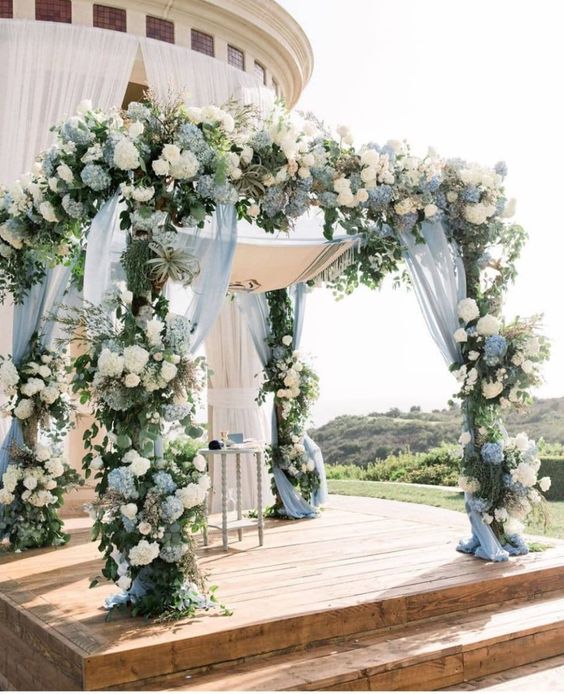 How-to-adapt-a-navy-blue-wedding-theme-to-your-venue