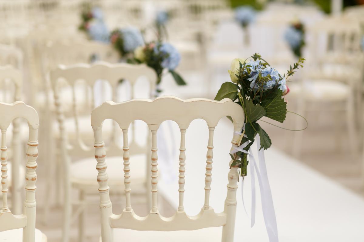 Pastel-wedding-decorations-bouquets-greenery.-white-chairs