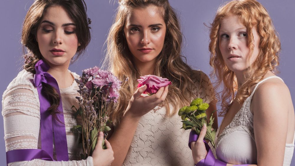 1.2.-Purple-theme-for-wedding-–-a-short-list-with-organizational-points_bride-and-bridesmaids-with-purple-scarves