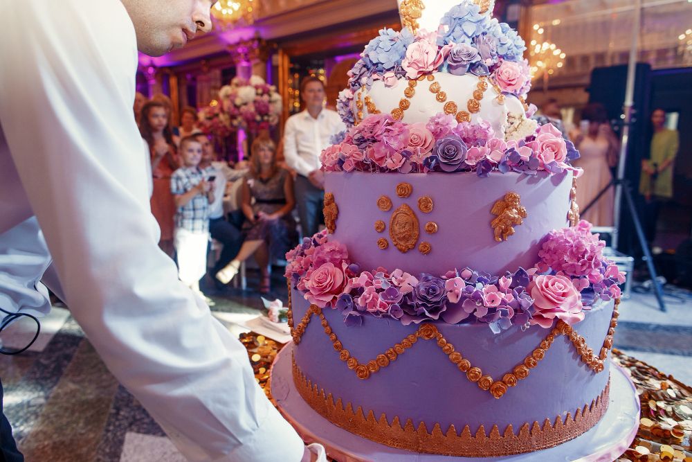 1.2.-Purple-theme-for-wedding-–-a-short-list-with-organizational-points_purple-large-wedding-cake.jpg