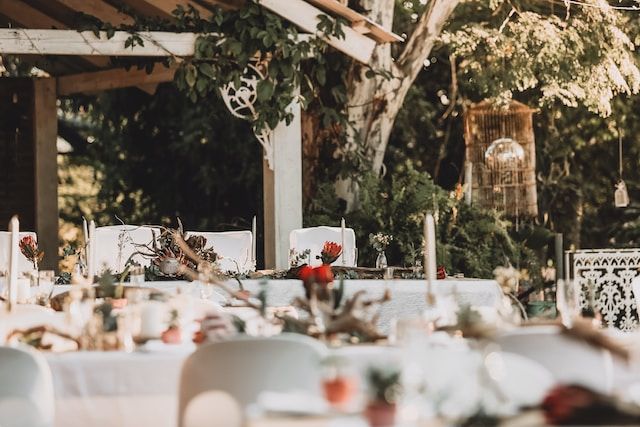 Wedding-art-deco-outdoor-tables-decorated-with-white-sheets-and-red-flowers.