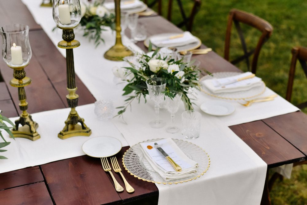 -Wedding-art-deco-tables-with-transparent-and-gold-cutlery-and-plates