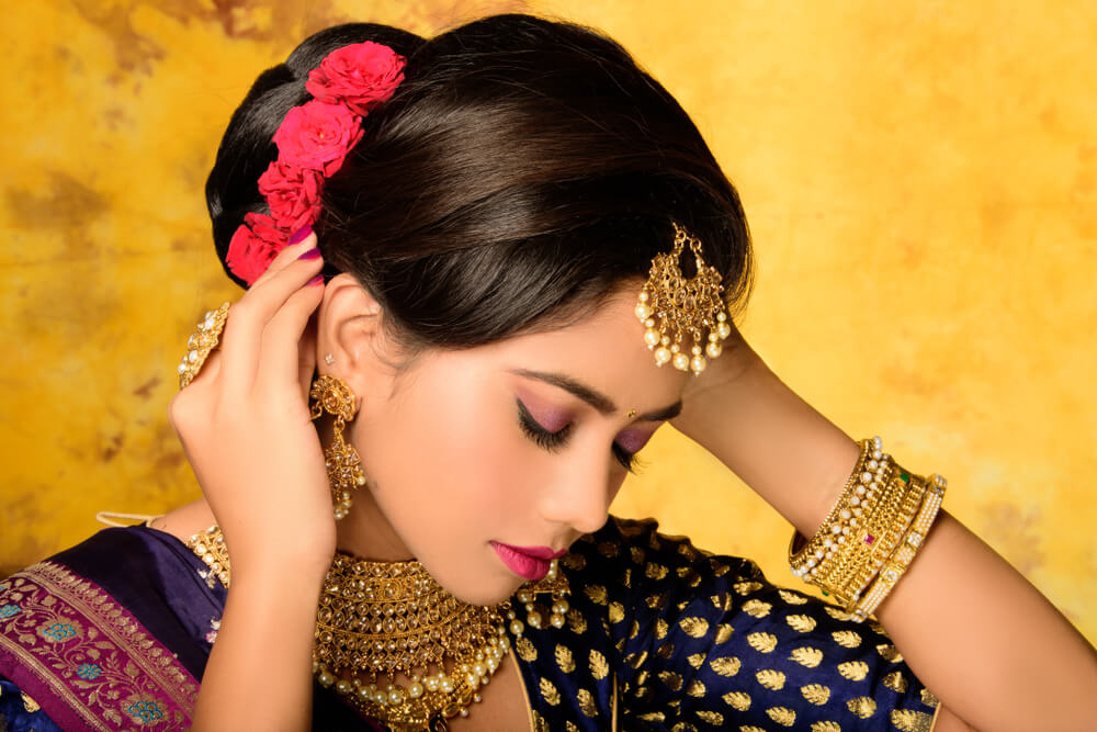 Red and gold traditional wedding attire - lady, gold accessory