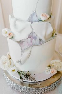 Great Gatsby wedding ideas - cake and entertainment (1) - Weddo Agency