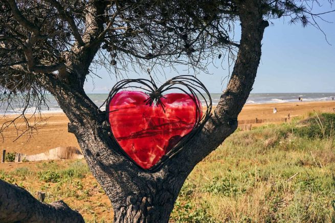 Picnic-wedding-ideas-TIPS-TRICKS-for-creating-an-original-event-red-heart-tree