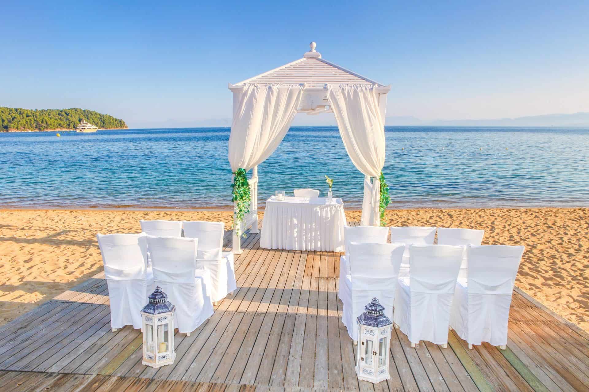 Picnic-wedding-ideas-TIPS-TRICKS-for-creating-an-original-event-white-wedding-venue-sea-sand