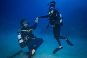 Beach wedding proposal - Ideas for your inspiration - Underwater 3 - weddo.agency