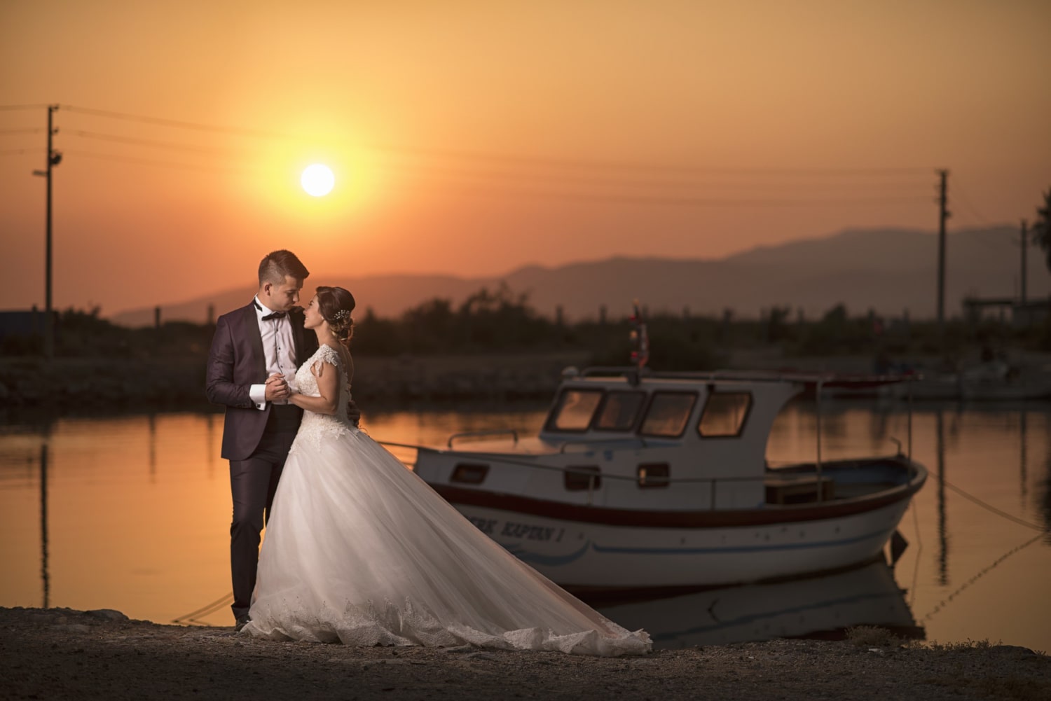 Beach-wedding-at-sunset-charming-venues-for-breathtaking-views-couple-boat-Mexico-3.